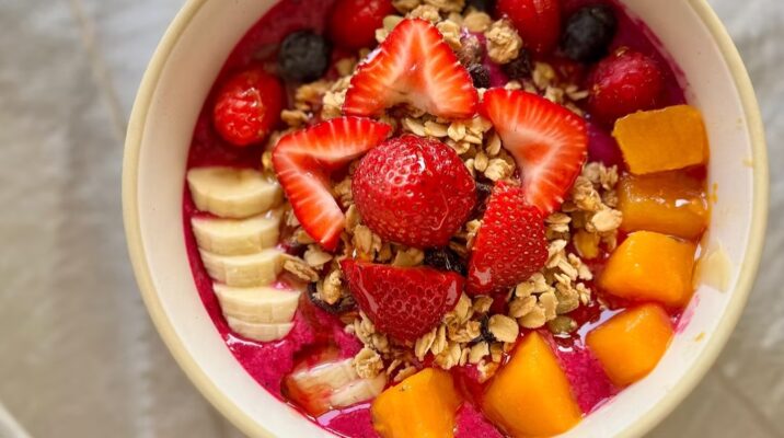 Quick and Easy Pitaya or Açaí Bowl